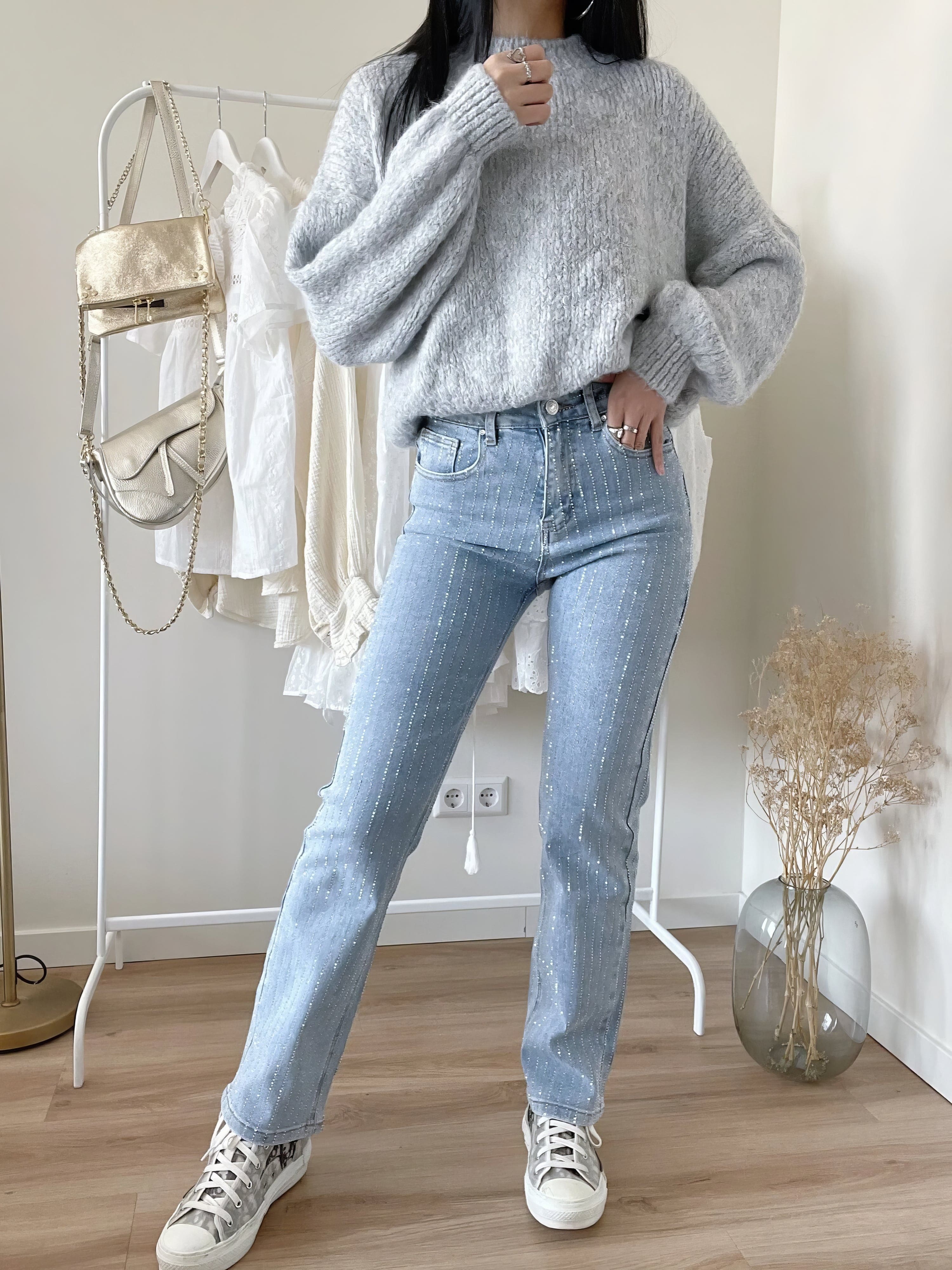 Sort Jeans med Glitrende Diamantdetaljer | Komfortabel Lige Pasform | Elegant og Chic Look | Hverdags- og Festtøj | Højkvalitets