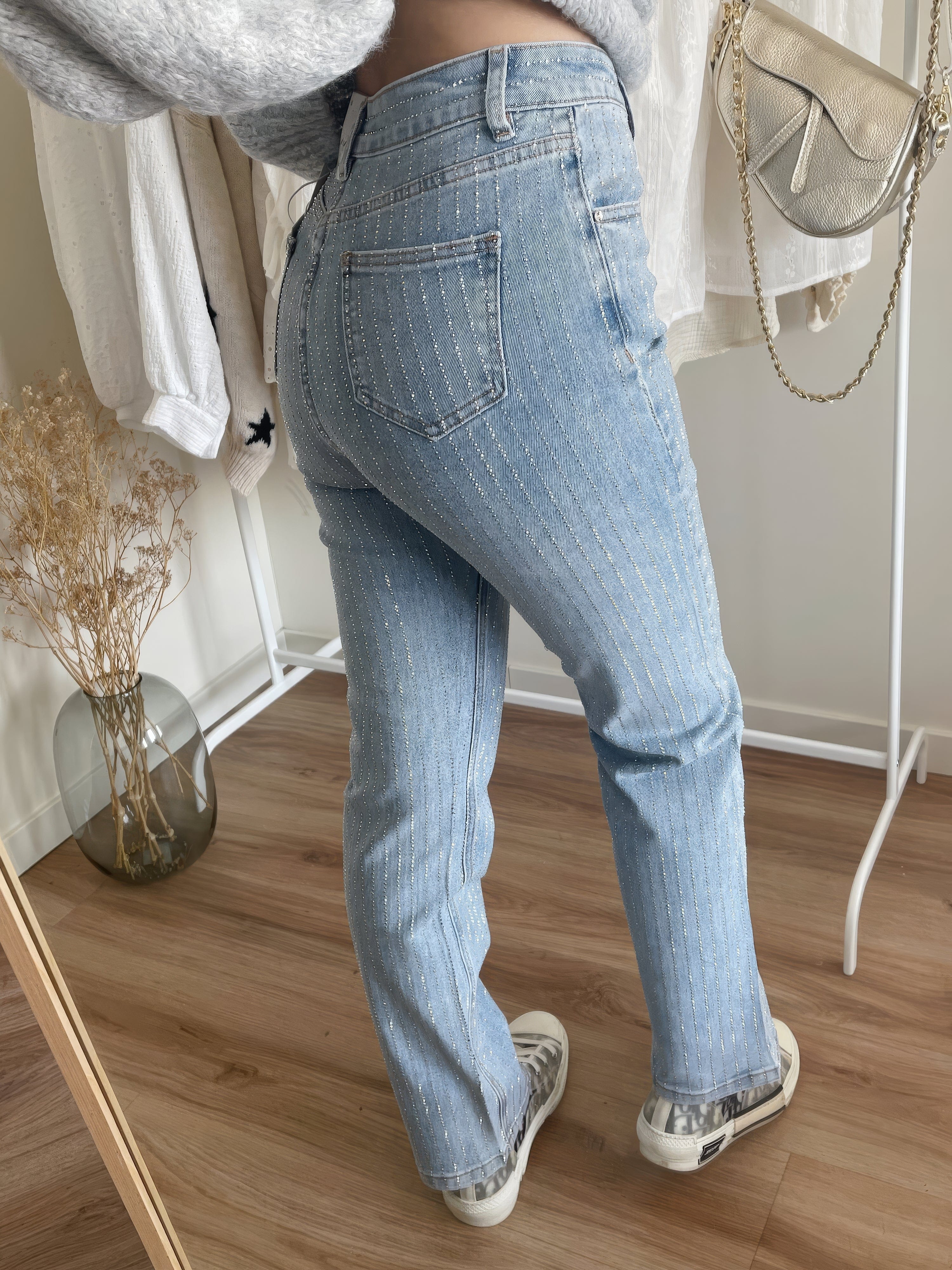 Sort Jeans med Glitrende Diamantdetaljer | Komfortabel Lige Pasform | Elegant og Chic Look | Hverdags- og Festtøj | Højkvalitets