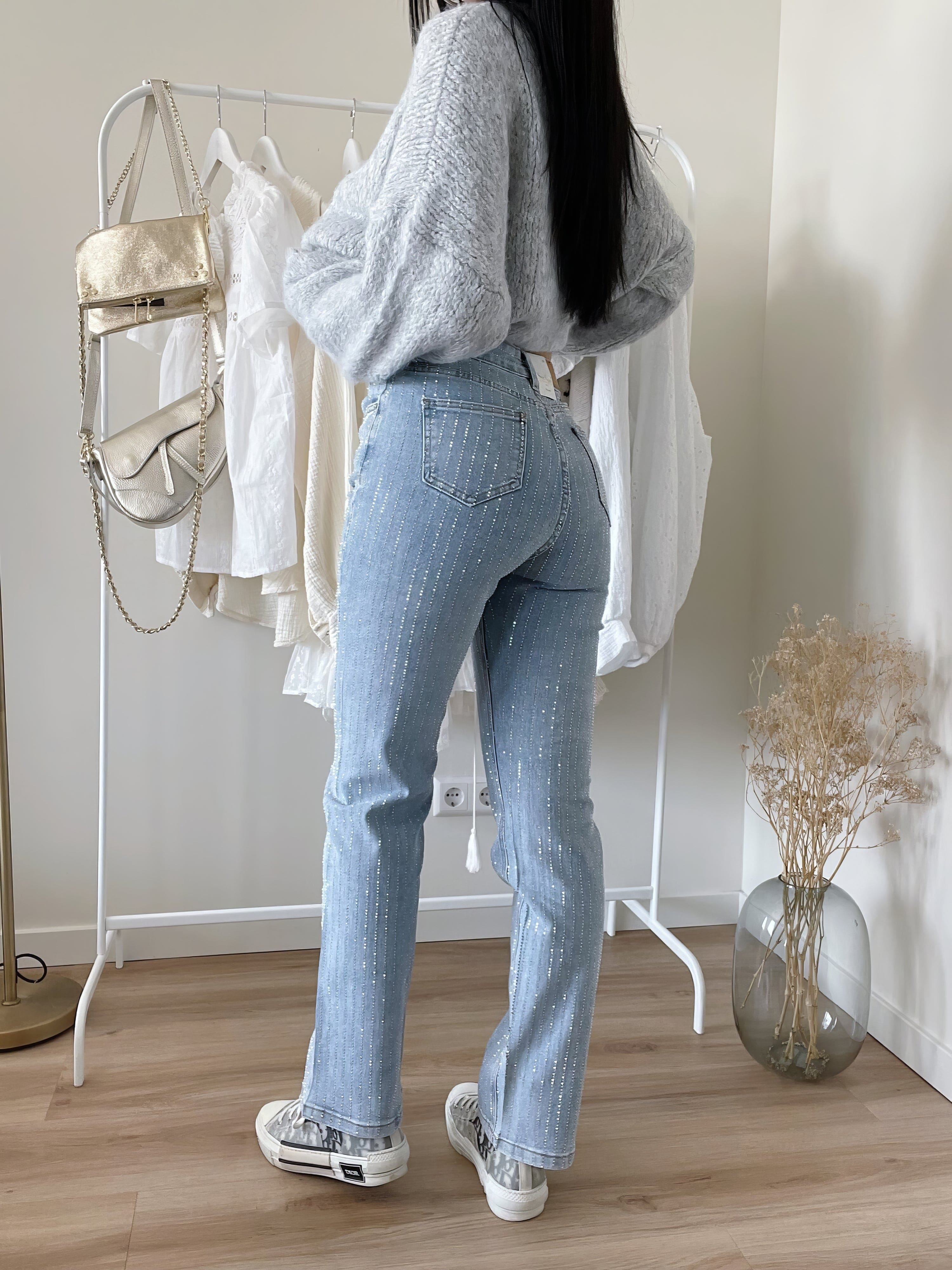 Sort Jeans med Glitrende Diamantdetaljer | Komfortabel Lige Pasform | Elegant og Chic Look | Hverdags- og Festtøj | Højkvalitets