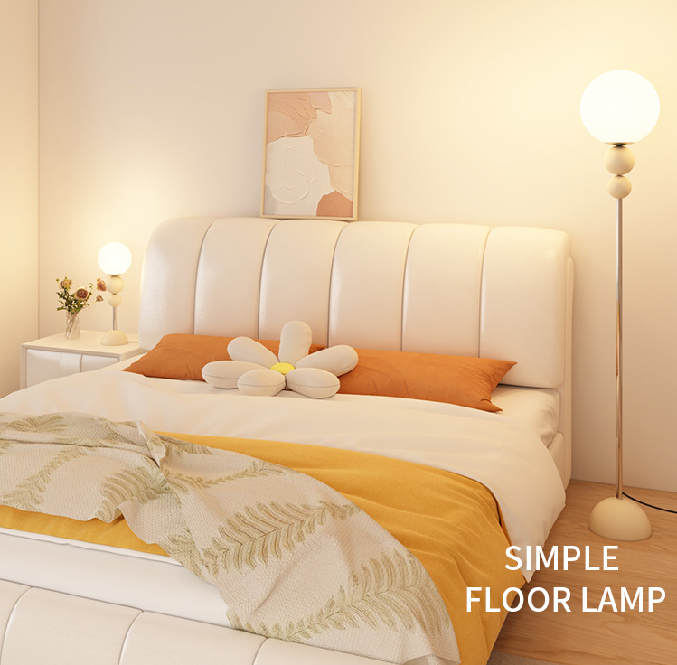 Clavel | Elegant stående lysarmatur | Moderne design i metal og glas | Justerbar fodkontakt | 5W LED kompatibilitet | 59" høj | Stilfuld lysløsning